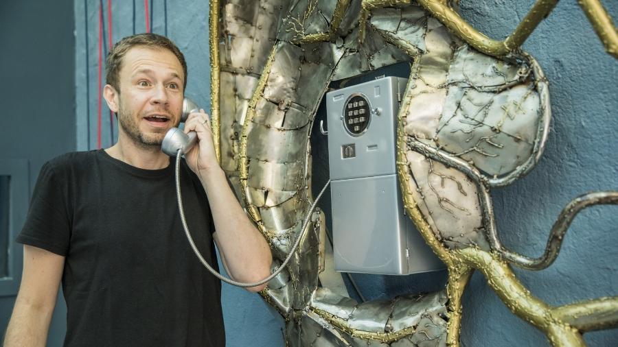 Tiago Leifert brinca com o Big Fone na casa do  "BBB19" - Divulgação/Victor Pollak / TV Globo