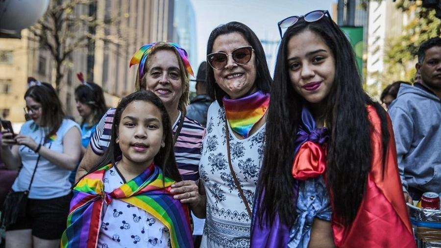Leny Fernandes (à esquerda) com a mulher, Leticia Pires, e as filhas Laura e Maria Eduarda: famílias se misturam à multidão durante a Parada LGBTQ+ - Jardiel Carvalho/UOL