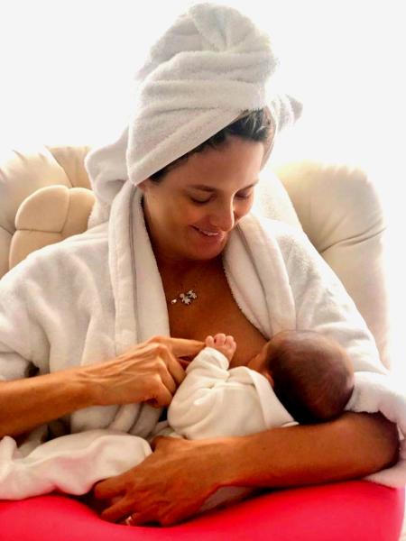 Ticiane Pinheiro amamenta a filha Manuella - Reprodução/Instagram