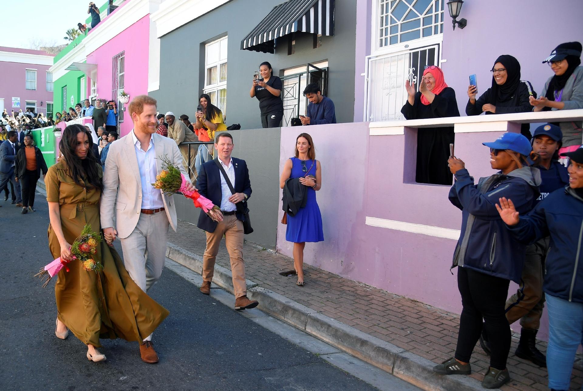 Príncipe Harry e Meghan caminham pelas ruas de Cape Town, na África do Sul, durante festejo local - Toby Melville/Reuters