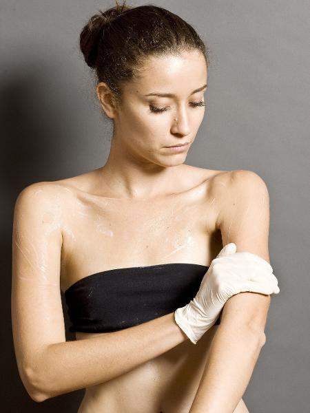 Com luvas, modelo espalha o autobronzeador - Eduardo Knapp/Folhapress