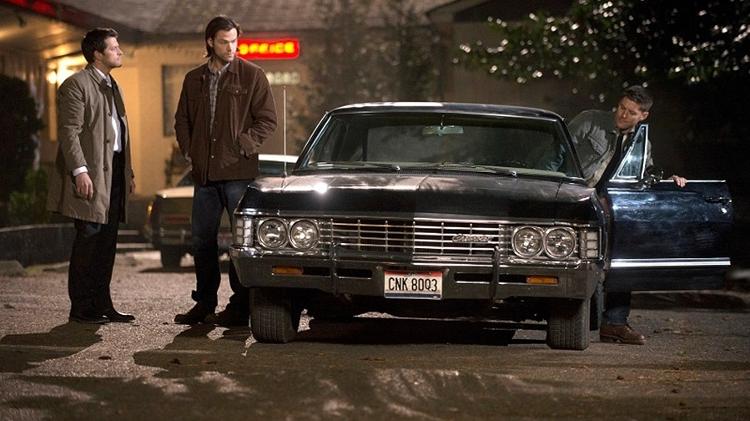 Castiel, Sam, Dean e o carro Baby em cena de Supernatural