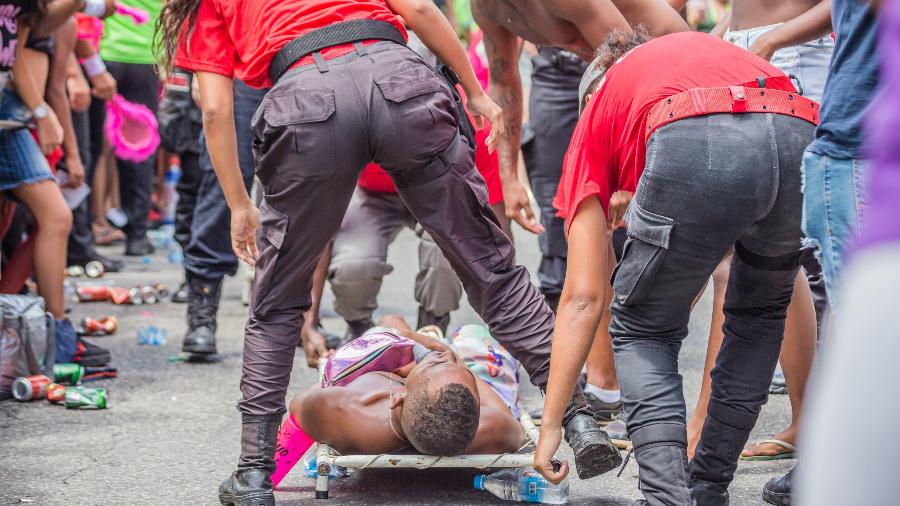 Homem recebe atedimento médico durante o Fervo da Lud, bloco da cantora Ludmilla, no centro do Rio de Janeiro - MAGA JR/O FOTOGRÁFICO/ESTADÃO CONTEÚDO