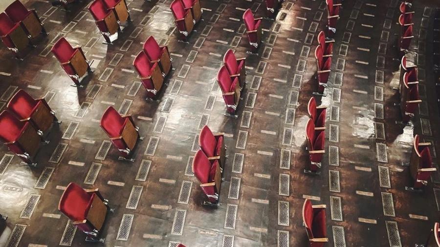 O teatro mudou a disposição dos assentos para garantir o distanciamento social - Reprodução/Instagram