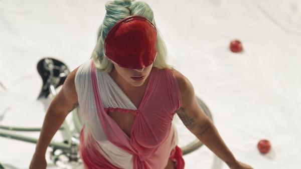 Lady Gaga no clipe de '911'