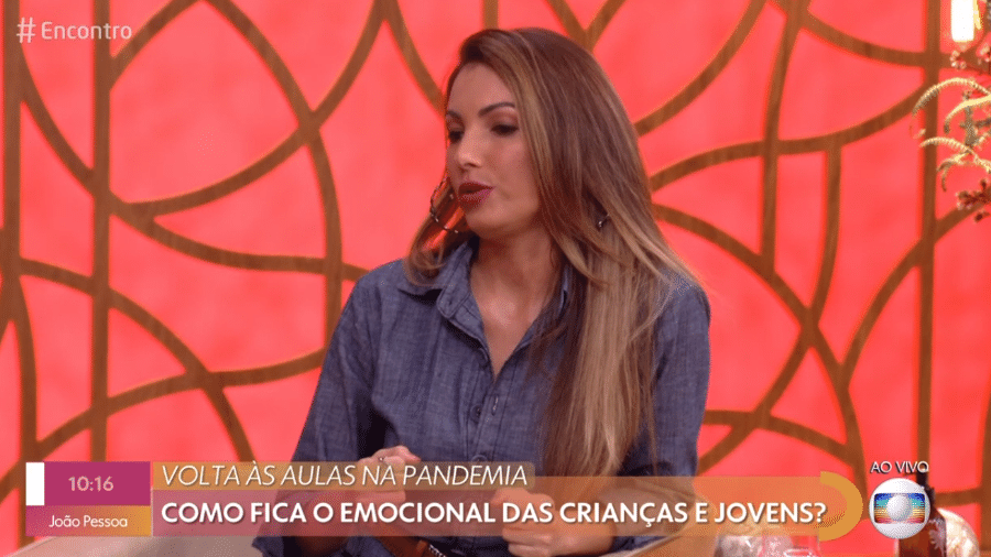 Patrícia Poeta passou por saia justa com falha de som no "Encontro" de hoje - Reprodução / TV Globo