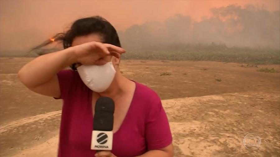 Repórter da TV Morena, filiada da Globo, não conseguia abrir os olhos por conta da fumaça  - Reprodução/Globo