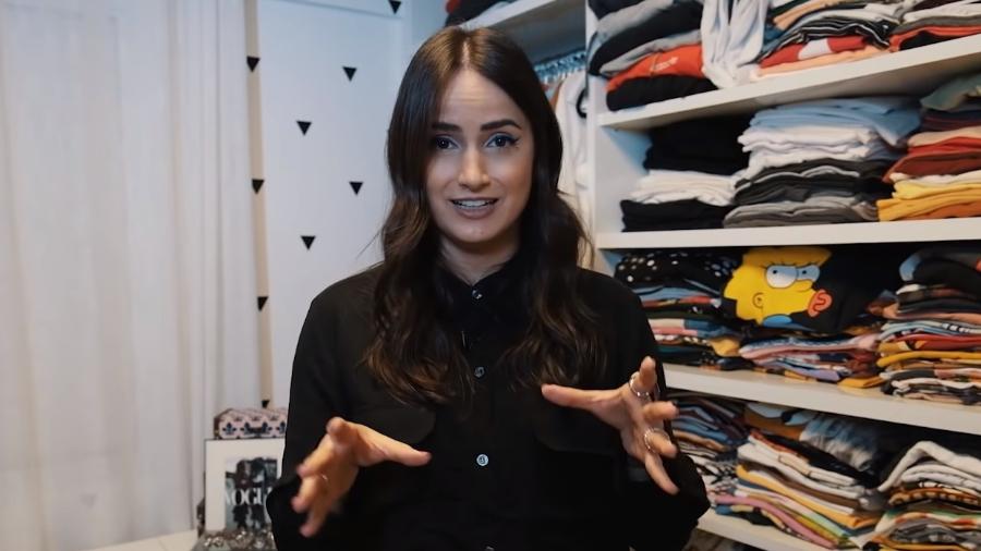 Mari Palma no closet de casa, com camisetas divertidas e muitos tênis - Reprodução/Instagram