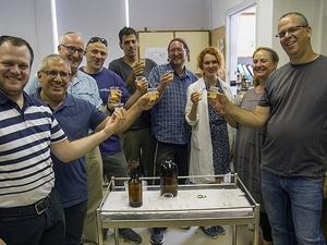 Cientistas brindam com cerveja feita com material encontrado em sítio histórico de Israel - Yaniv Berman - Yaniv Berman