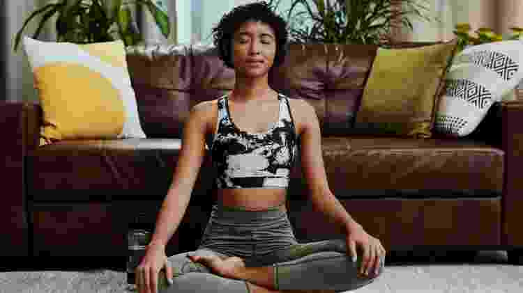 Meditação jovem em casa - Getty Images - Getty Images