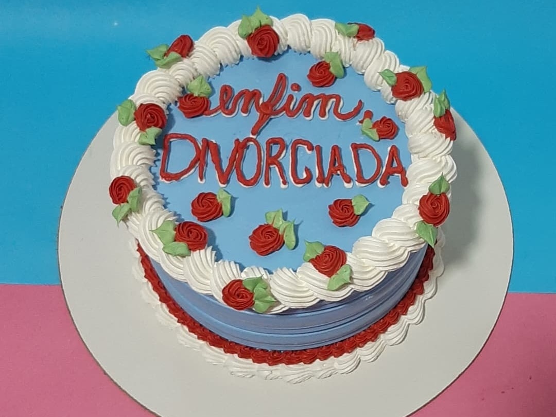 Amiga do ex, ela festejou o fim com bolo personalizado: "Enfim divorciada" 