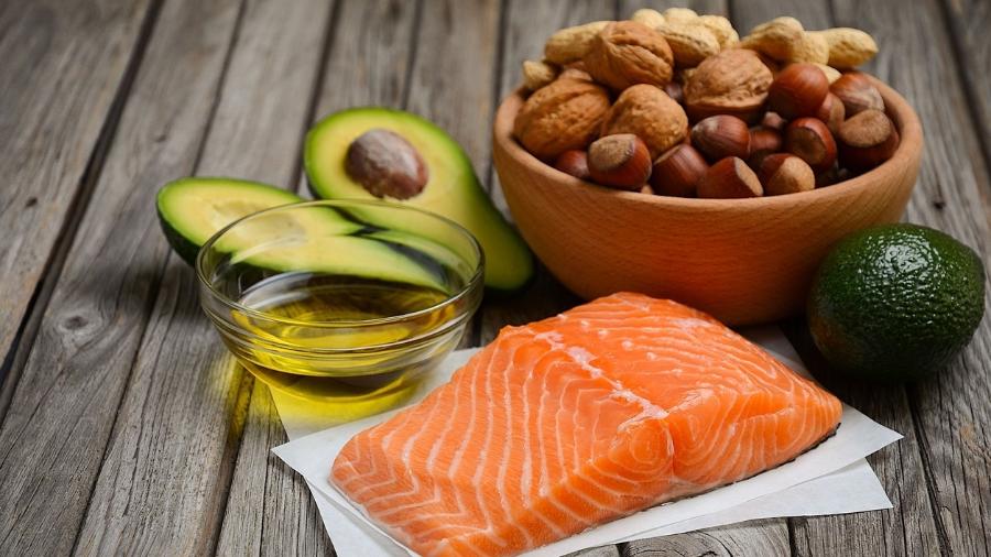 Abacate, salmão, azeite e oleaginosas são fontes de gorduras boas - iStock