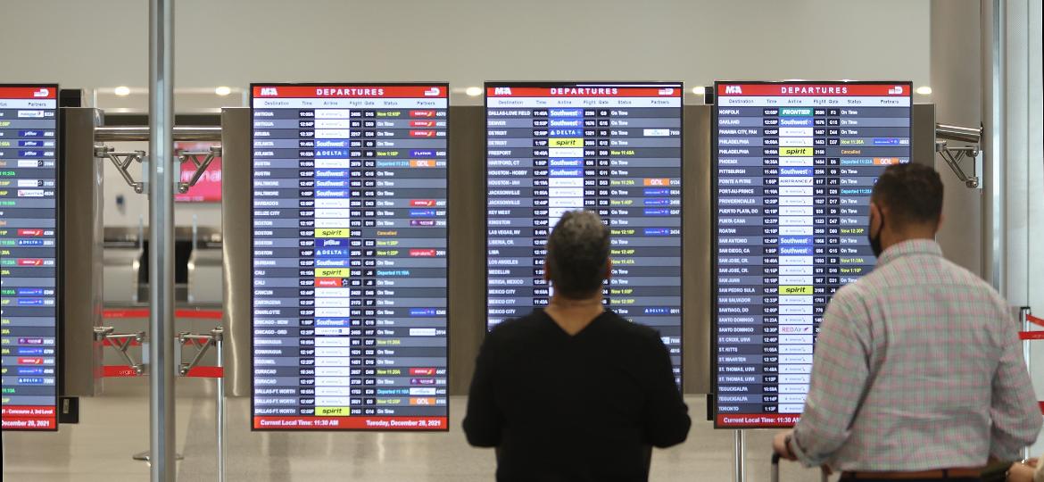Aeroporto de Miami, na Flórida, Estados Unidos, em 28 de dezembro: voos cancelados por causa da variante ômicron - Getty Images