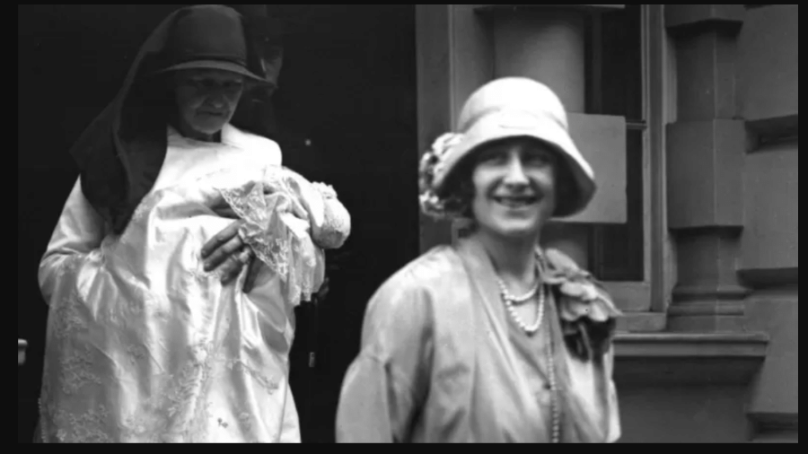 A futura rainha, sua mãe e uma enfermeira, deixando o número 17, da rua Bruton Street para o batismo - Getty