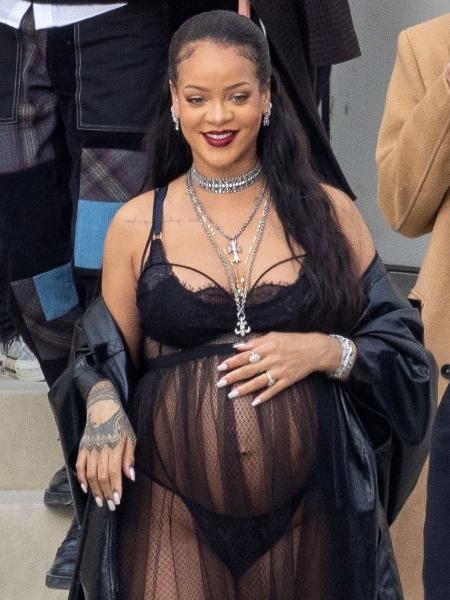 Rihanna exibe barriga de grávida no Paris Fashion Week - Photo by Marc Piasecki/WireImage