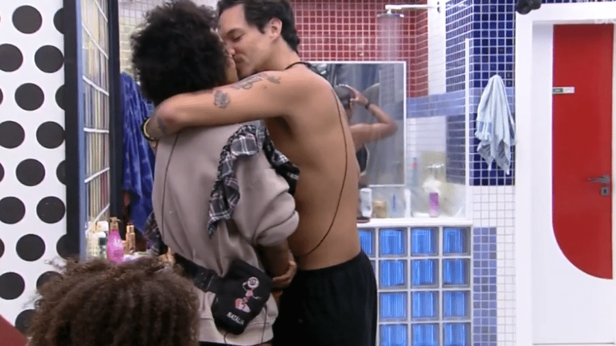 BBB 22: Natália e Eliezer se beijam no banheiro - Reprodução/Globoplay