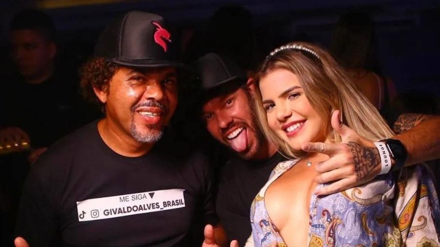 Givaldo Alves (à esquerda) posa para foto com a influenciadora Grazi Mourão e o youtuber Diego Aguiar durante festa - Reprodução/Instagram