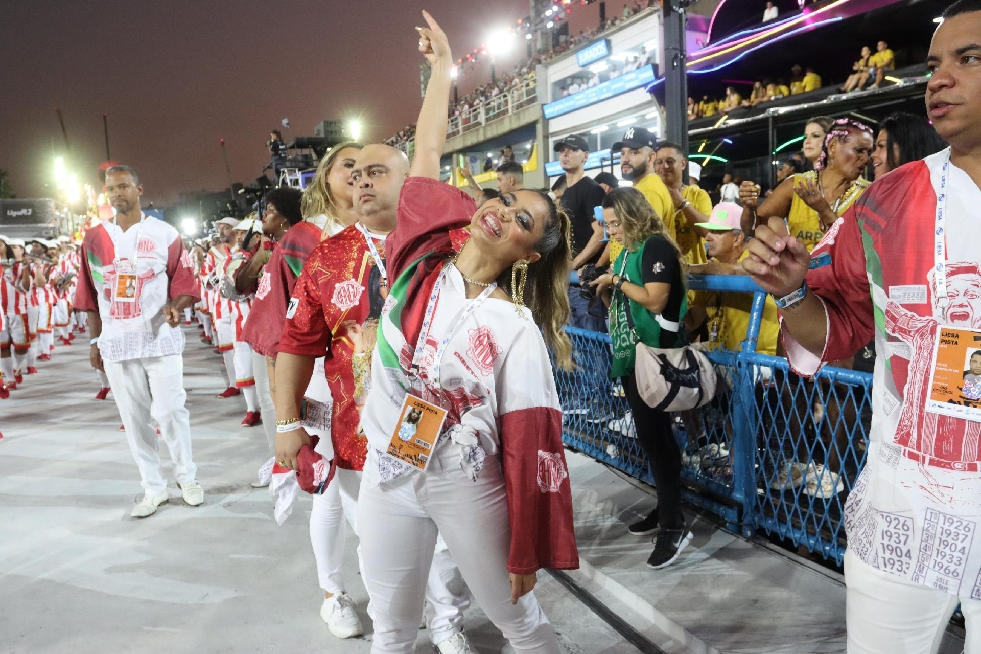 Lexa acompanha irmã no desfile da Unidos de Bangú - Wallace Barbosa / AgNews