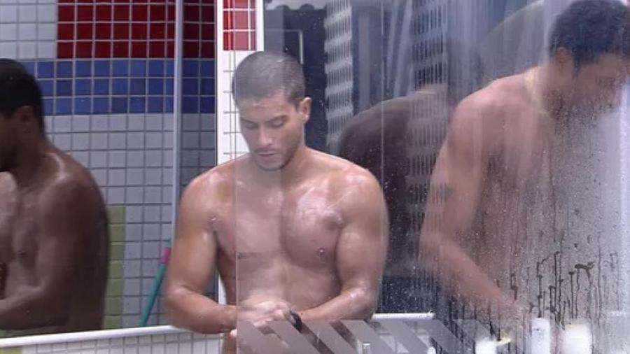 BBB 22: Arthur conversa com Paulo André enquanto tomam banho - Reprodução/Globoplay