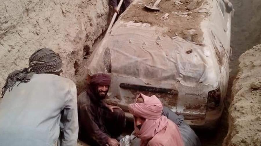 Talibã desenterra carro de líder após 20 anos - Reprodução