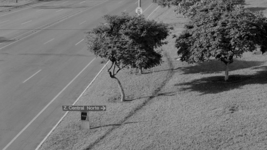 Caminho alternativo criado por pedestres na Zona Central Norte de Brasília, ao longo do Eixão, via sem calçada e com seis faixas para carros - Diego Bresani