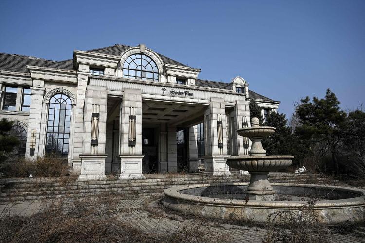 O projeto imobiliário State Guest Mansions se converteu em uma cidade fantasma de luxuosas villas abandonadas em Shenyang, na China - JADE GAO/AFP - JADE GAO/AFP