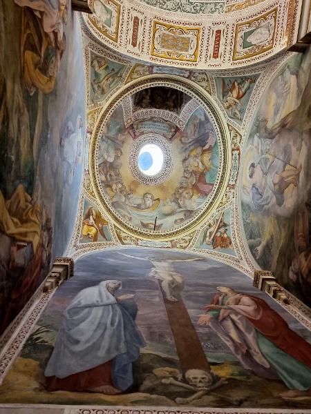 Afrescos do século 16 no teto e nas paredes da Escada Santa ilustram passagens bíblicas sobre a vida de Jesus e seu calvário