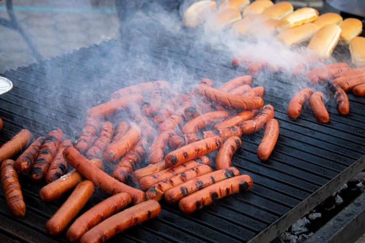 O cachorro-quente americano nasceu com duas salsichas: a Wiener (salsicha vienense) e a Frankfurter Würstchen (salsicha de Frankfurt)