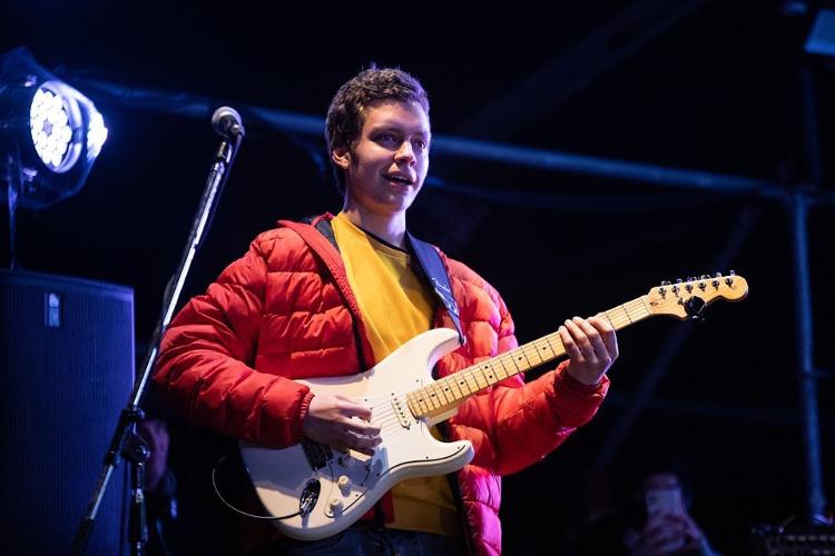 O argentino Mat Alba divide o palco do festival Medio y Medio com Dani Black, no sábado (10)