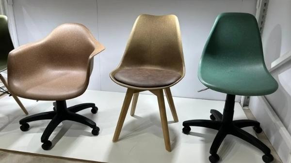 Cadeiras fabricadas com cédulas de dinheiro que seriam descartadas pela Casa da Moeda Cadeiras fabricadas com cédulas de dinheiro que seriam descartadas pela Casa da Moeda