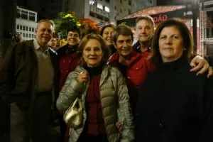 20.jun.2015 - Cecilia Carvalho com a suas irmãs e as irmas e primas, no palco São João - Junior Lago/UOL