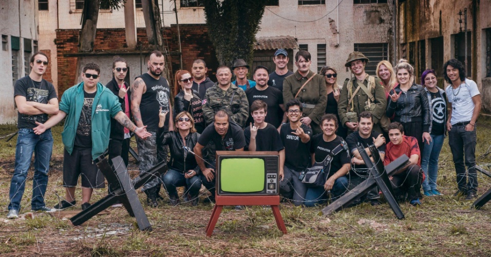A banda Sephion reunida com a equipe de produção e o elenco na gravação do clipe de "F*ucking War", em Curitiba