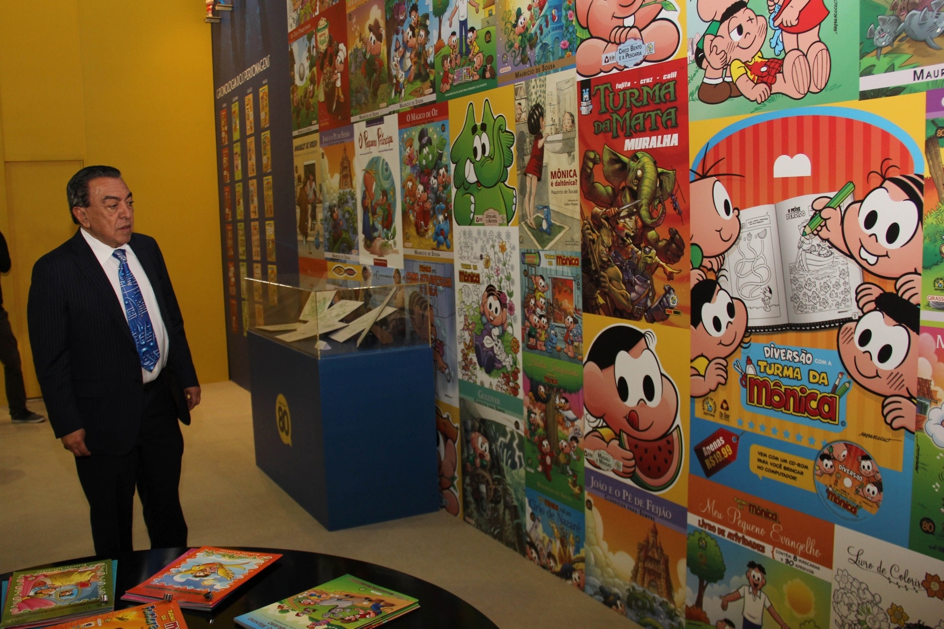 3.set.2015 - Mauricio de Sousa confere painel da Turma da Mônica na Bienal do Livro do Rio - Estadão Conteúdo