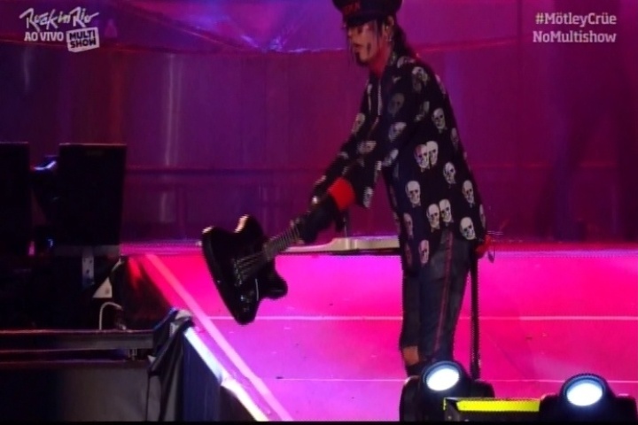 18.set.2015 - O baixista do Mötley Crüe, Nikki Sixx, deu o seu baixo para um integrante da platéia ao fim do show do grupo - Reprodução