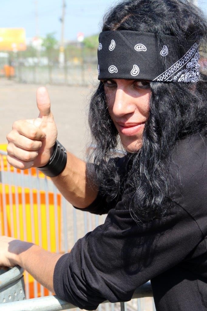 19.set.2015 - Fãs chegam cedo e enfrentam sol forte na entrada da Cidade do Rock. O segundo dia do festival Rock in Rio 2015 conta com apresentações das bandas Korn, Mötley Crüe e Metallica, entre outras. - Zulmair Rocha/UOL