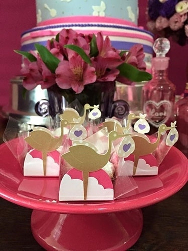 Na mesa do chá de fraldas, o prato de louça pink da Alugue para Festas (instagram.com/alugueparafestas) serviu de suporte para os doces finos, colocados em forminhas de scrap da Formiga de Papel (instagram.com/formigadepapel) - Divulgação