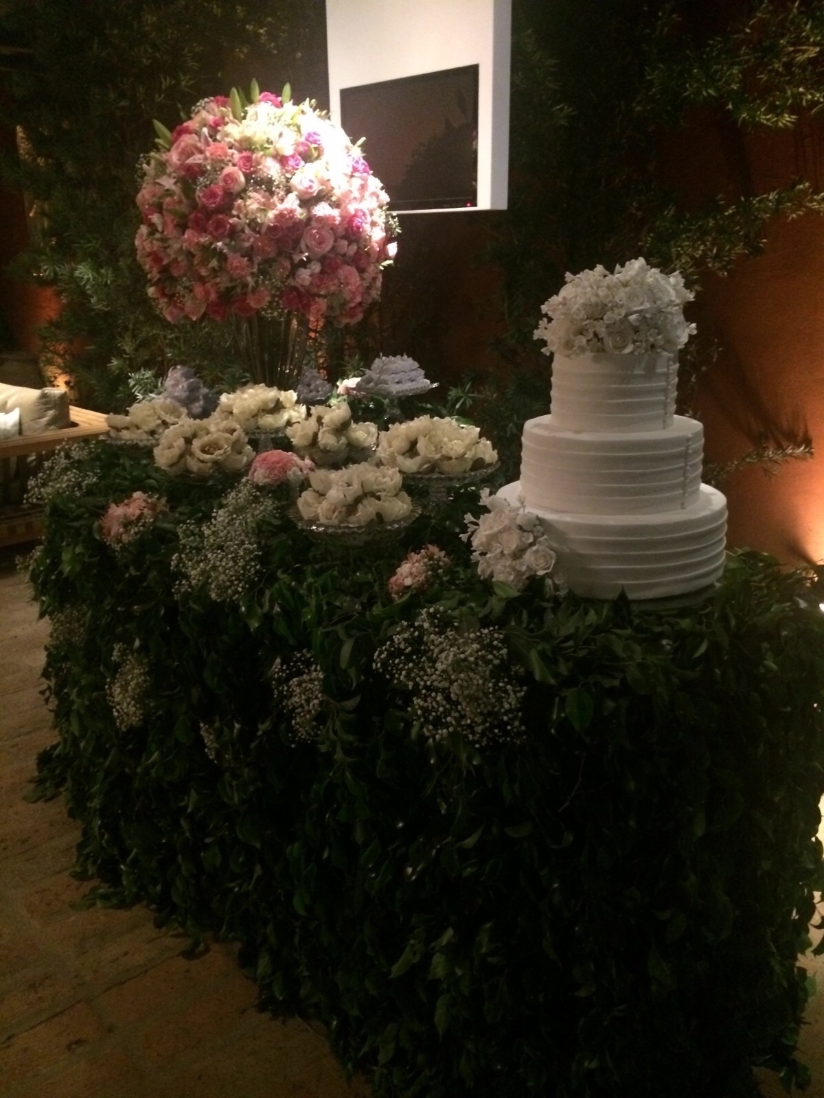 14.out.2015 - Fernando Medeiros e Aline Gotschalg vão receber um grupo pequeno de convidados para o jantar de cerimônia. O bolo branco de três andares e uma mesa de doces foram pedidos do casal para a organizadora do evento - Divulgação