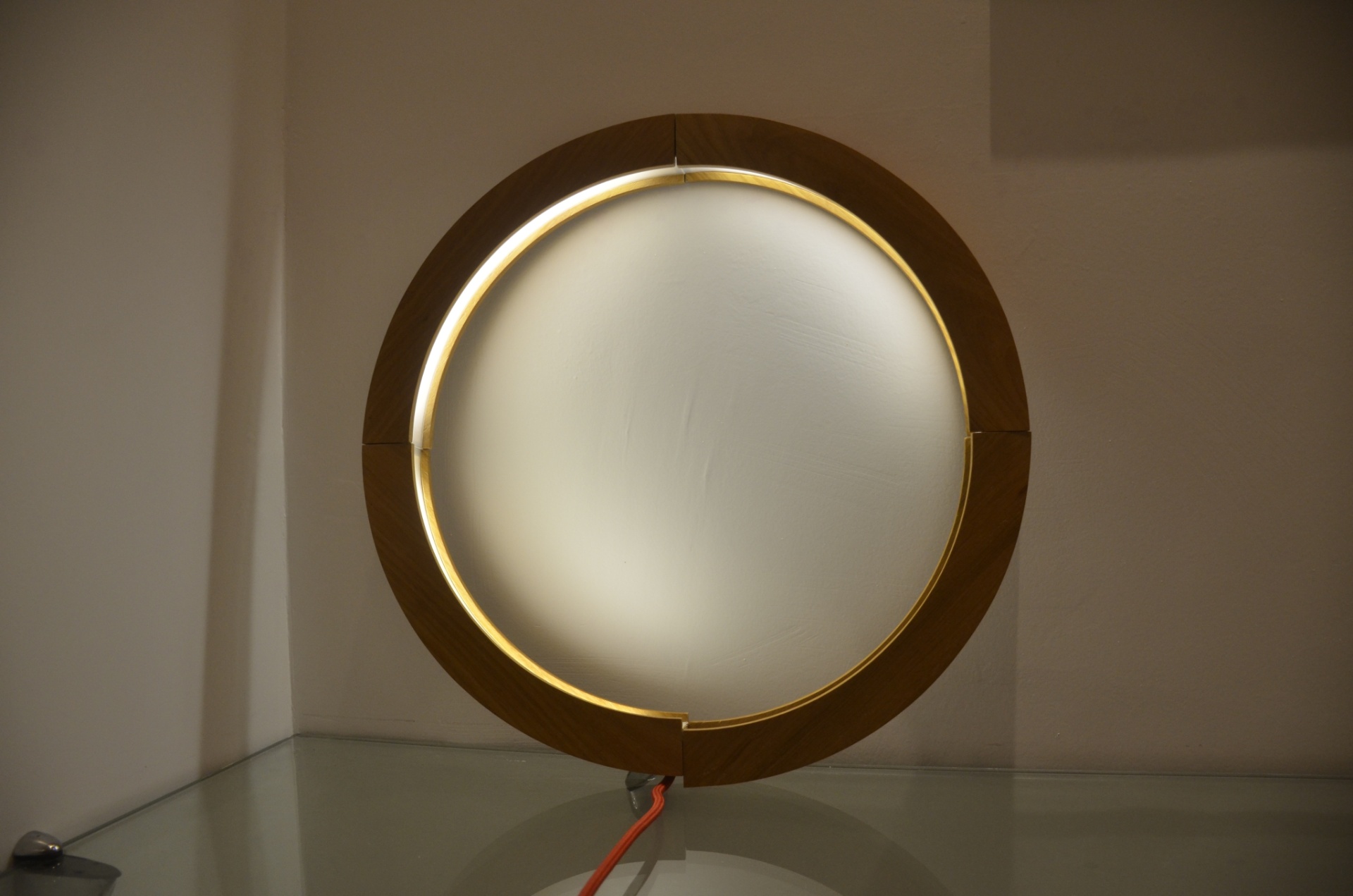 Prêmio Design MCB 2015 - categoria "Iluminação" - modalidade protótipo. Menção honrosa: Luminária Arco. A peça desenvolvida por Fernanda Couto Anjos possibilita que o usuário defina a forma e a direção da luz. Os vencedores e finalistas serão expostos no Museu da Casa Brasileira em São Paulo (SP), de 26 de novembro de 2015 a 31 de janeiro de 2016. Outras informações: www.mcb.org.br - Divulgação