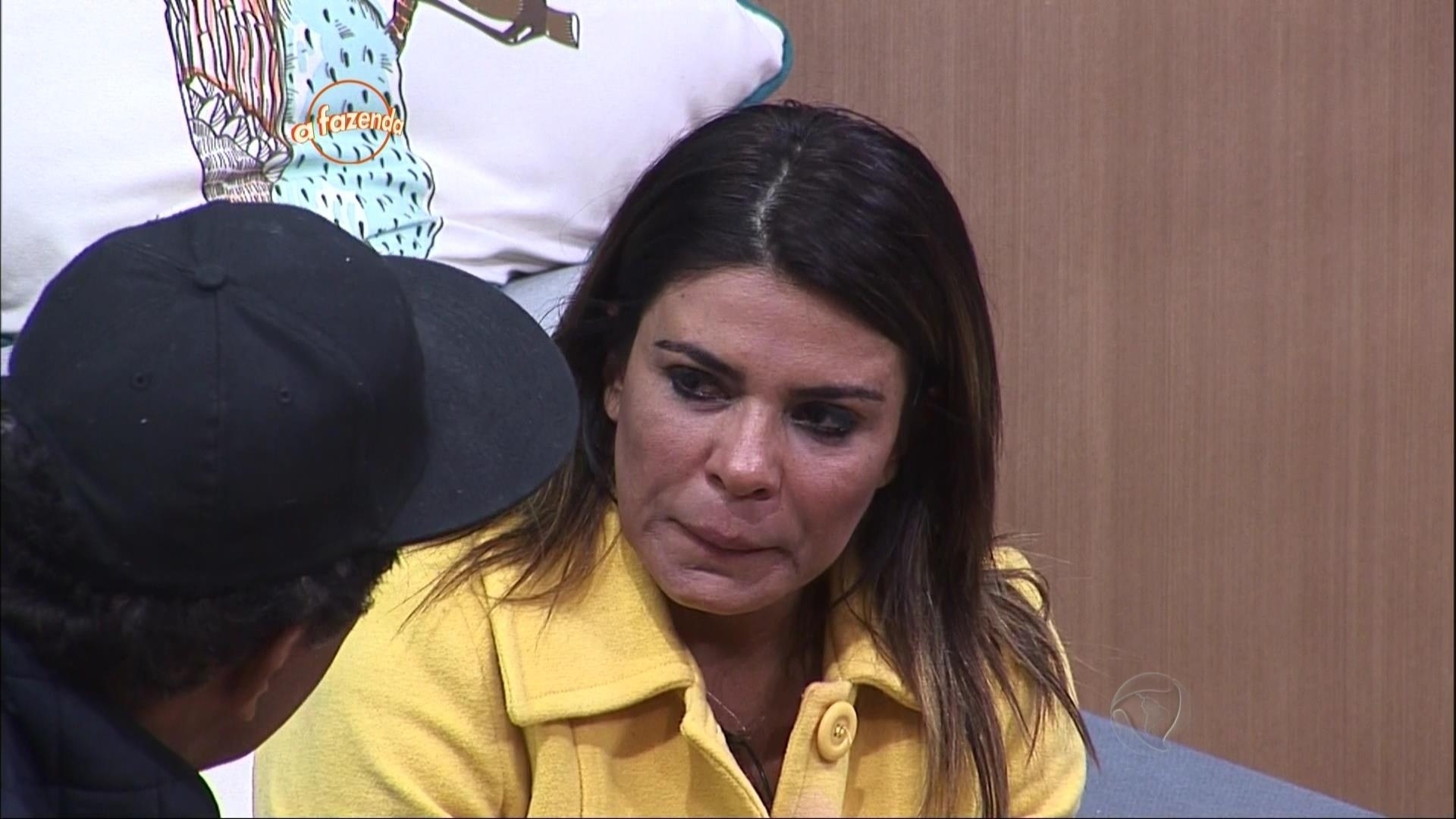 23.out.2015 - Mara sentiu muito a saída de Ovelha nesta quinta-feira - Reprodução/Record