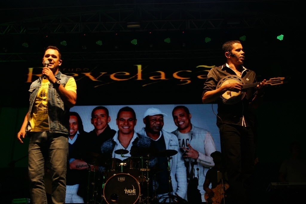 31.out.2015 - Grupo Revelação se apresenta na festa de 20 anos da escola de samba Mancha Verde, na quadra da agremiação, em São Paulo - Junior Lago/UOL