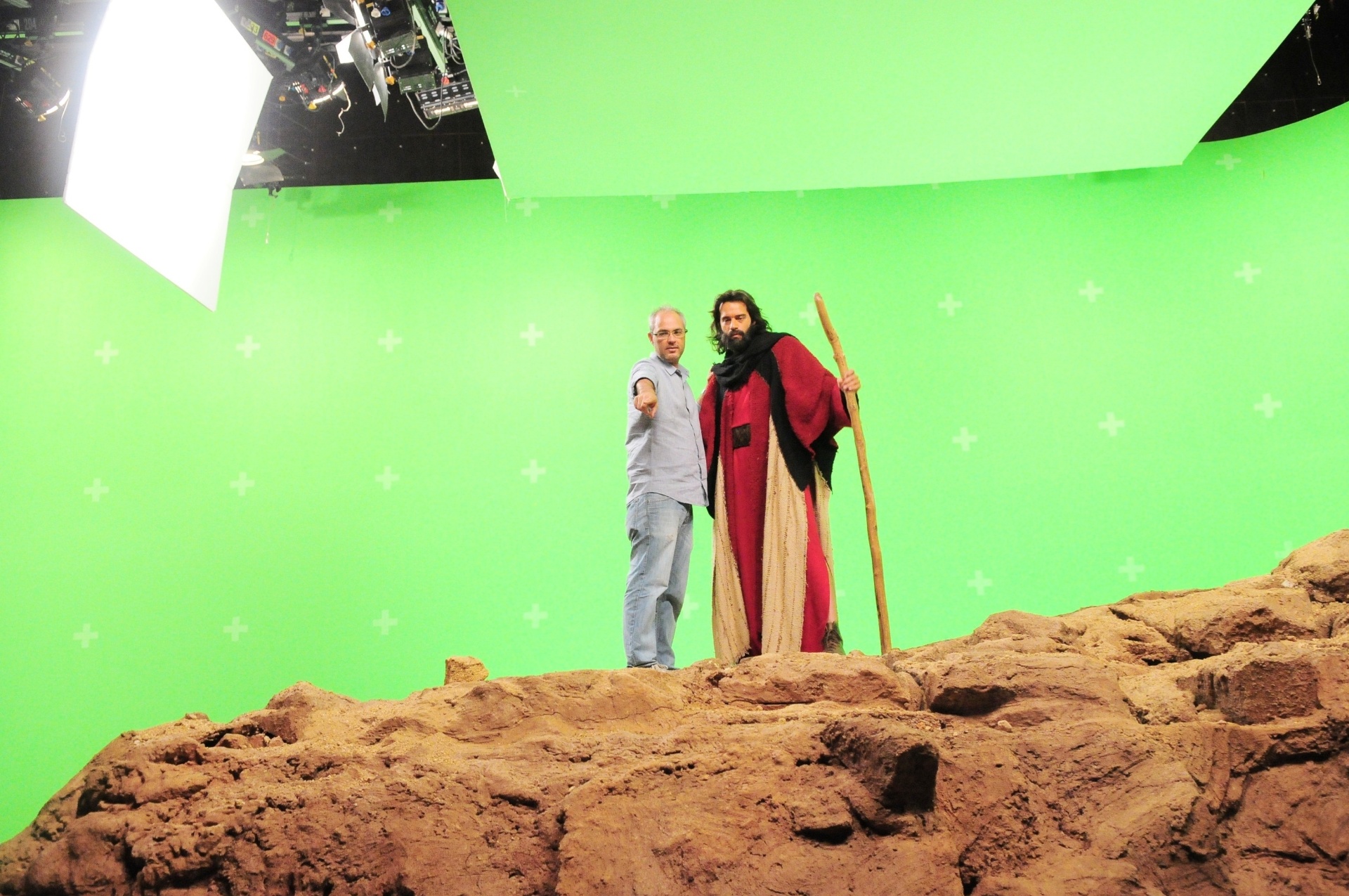 Guilherme Winter (Moisés) é dirigido por Alexandre Avancini na cena da abertura do Mar Vermelho - Munir Chatack/TV Record