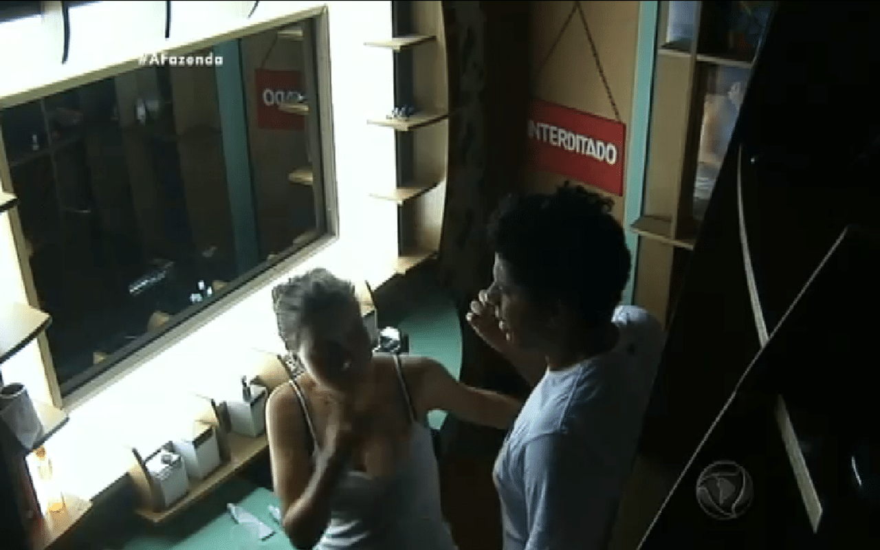 28.out.2015 - Após Mara tomar punição por fazer xixi no gramado, Rayanne causa castigo por fazer xixi no reservado que estava interditado. A peoa se desculpou, e disse que acordou sonolenta e esqueceu o banheiro de dentro da sede estava fechado - Reprodução/Record