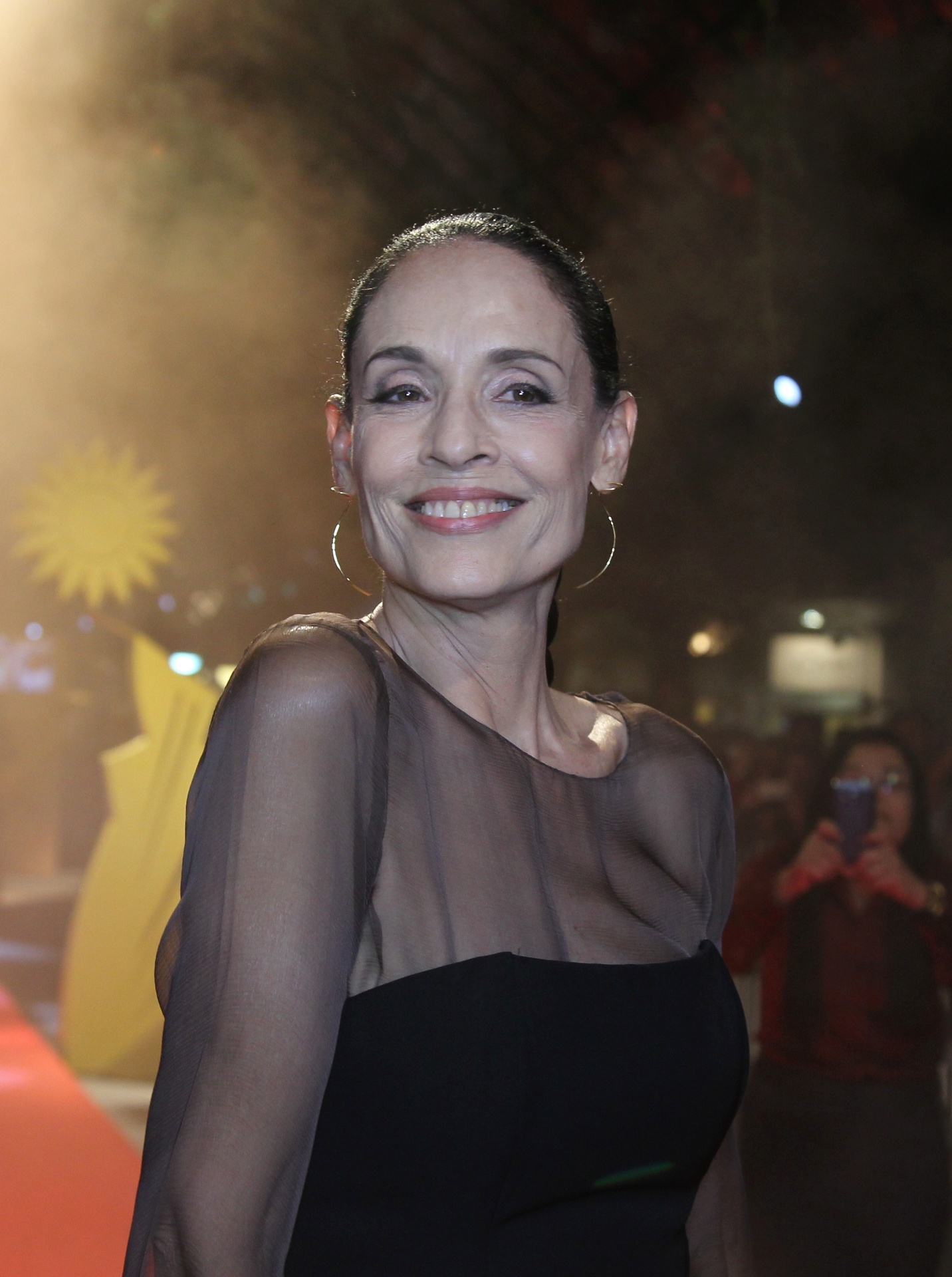 26.ago.2016 - Estrela de "Aquarius", Sona Braga posa para fotógrafos no festival - Edison Vara/Pressphoto