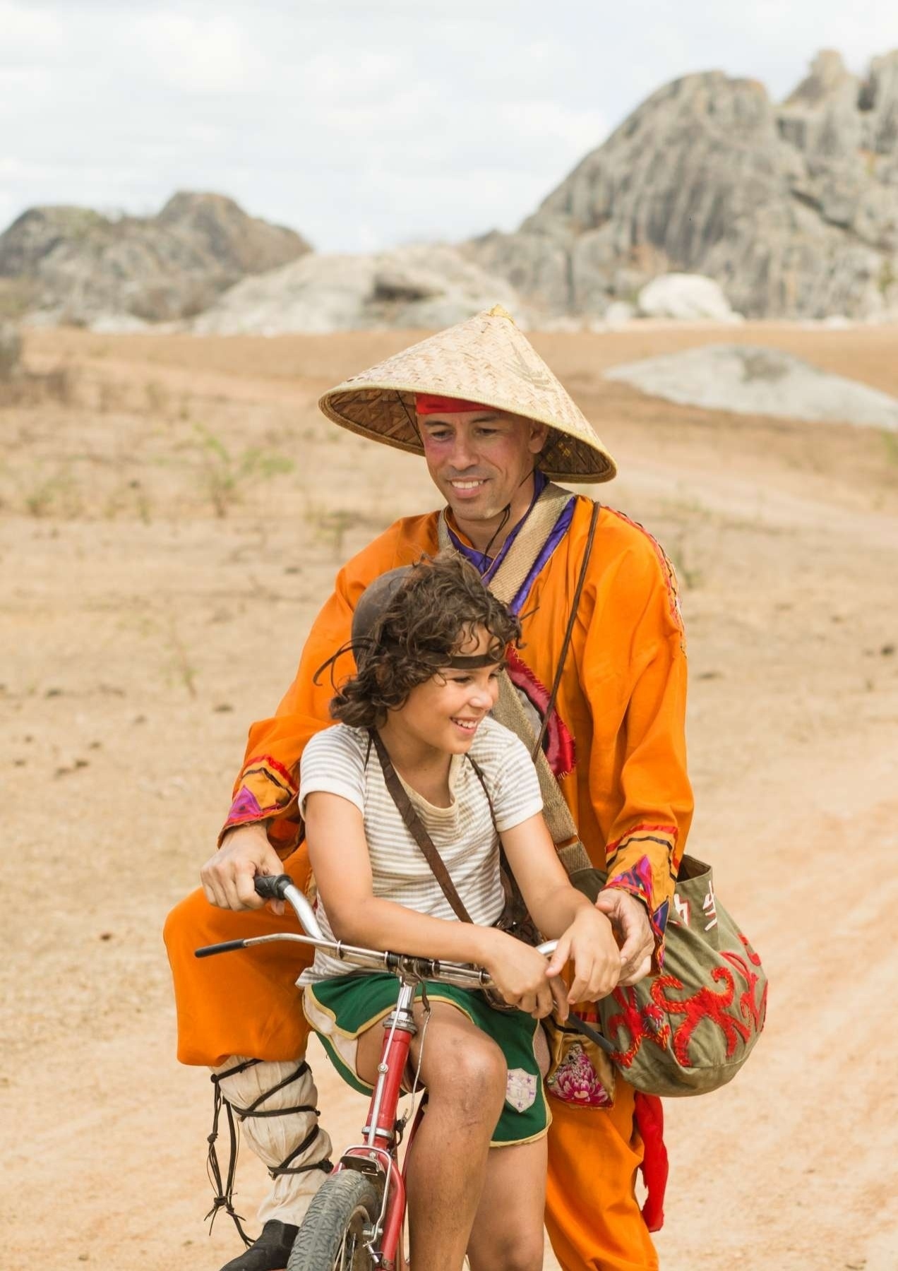 Edmilson Filho e Igor Jansen em cena de "O Shaolin do Sertão". No filme, o menino é Piolho, o único amigo de Liduíno antes de ele virar um herói - Divulgação