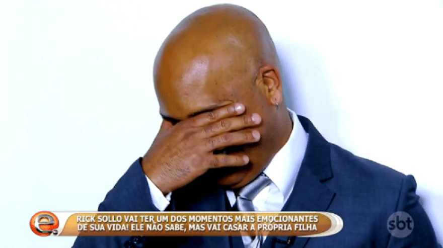 23.out.2016 - O sertanejo Rick se emocionou ao ser surpreendido com o casamento da própria filha, Monica, durante o programa "Eliana", do SBT - Reprodução/SBT.com.br