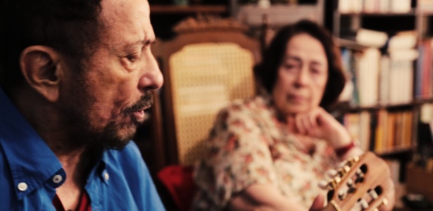 Tom Zé toca música no apartamento do casal no bairro de Perdizes, em São Paulo - Reprodução - Reprodução