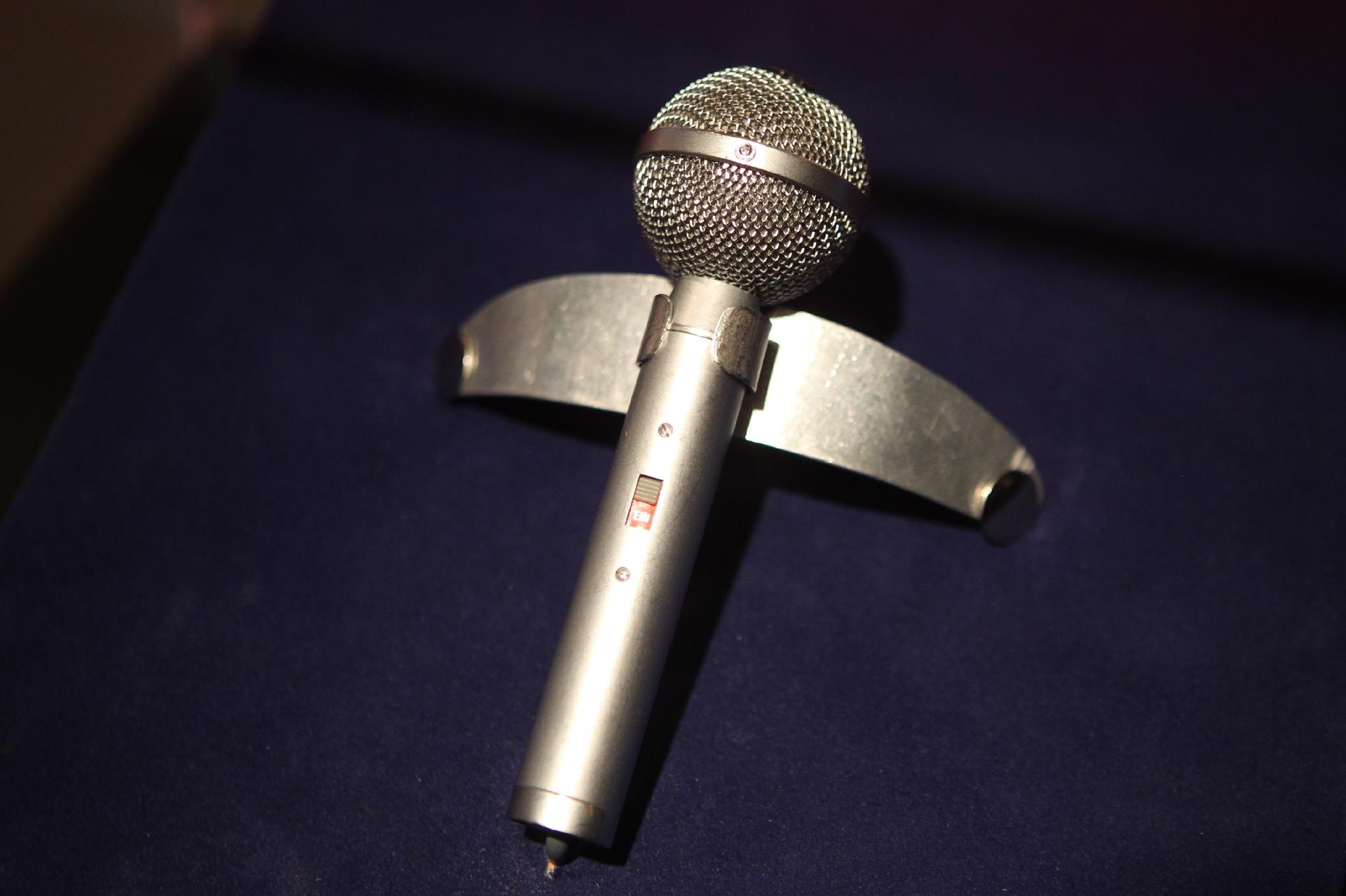 Famoso microfone em formato de avião de Silvio Santos é exposto na mostra "Silvio Santos Vem Aí", no MIS (Museu da Imagem e do Som), em São Paulo - Júnior Lago/UOL