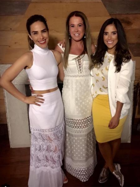 1.jan.2017 - Zilu Godoi celebrou a chegada do Ano Novo ao lado das duas filhas, a cantora Wanessa Camargo e a atriz Camilla Camargo - Reprodução/Instagram - Reprodução/Instagram