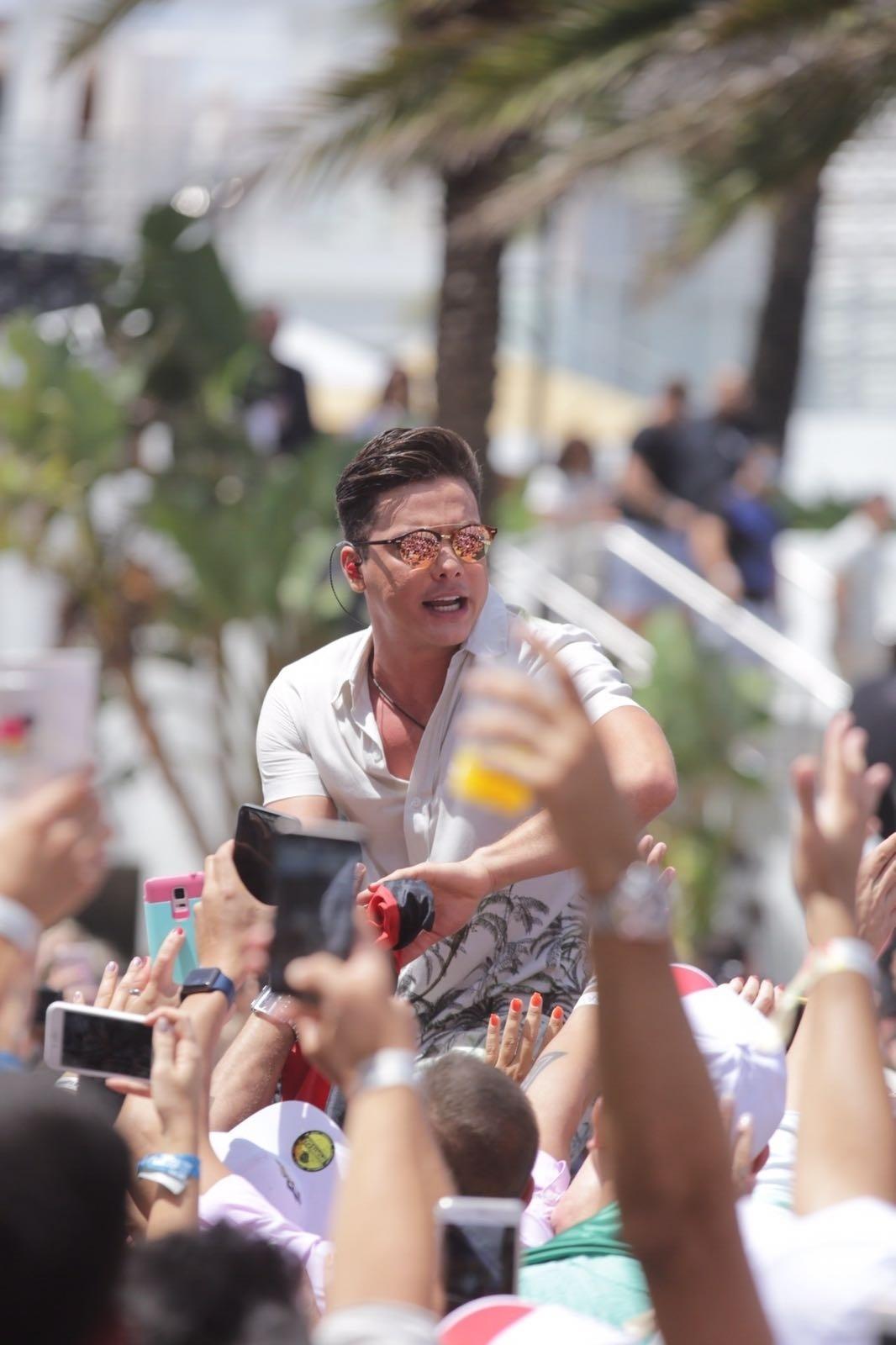 Wesley Safadão preparou uma grande surpresa para os fãs que foram acompanhar as gravações do quinto DVD da carreira dele em Miami. Ele apareceu de cabelos curtos para gravar o show internacional - Leo Mayrinck