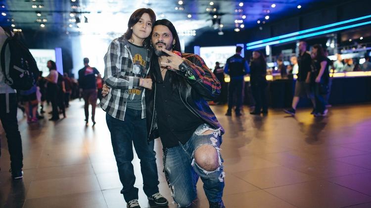 Mauro Catani levou o filho, Dylan, de 9 anos, para ver o Korn na expectativa de que o garoto forme uma banda - Felipe Gabriel/UOL - Felipe Gabriel/UOL